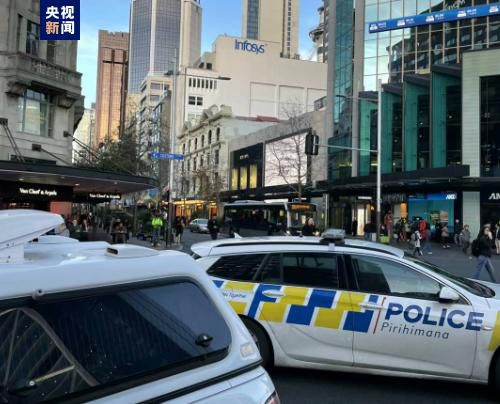 第32分钟，恩佐受伤坚持不了被布罗亚换下。